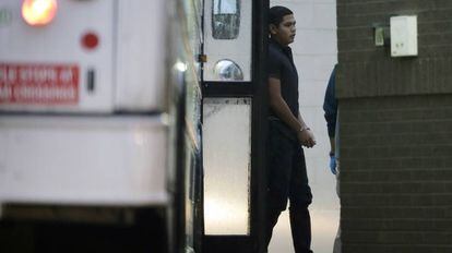 Imigrante algemado chega a um tribunal de McAllen, no Texas