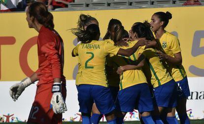 Brasileiras celebram terceiro gol contra o México.
