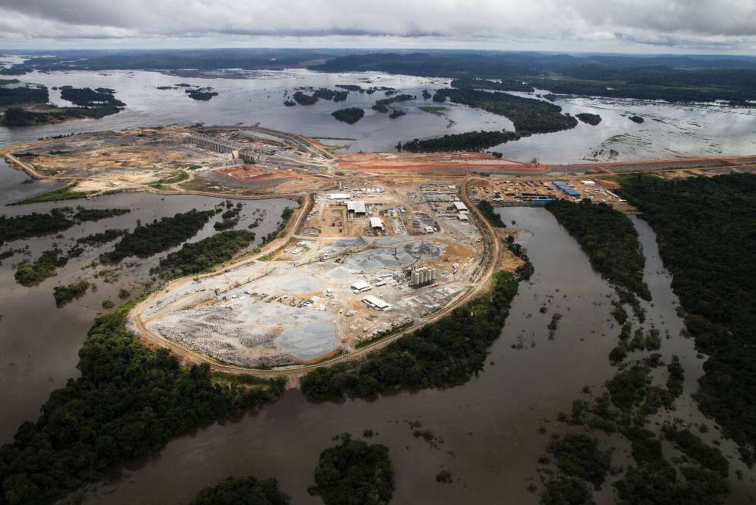 A barragem de Pimental, que pode ter risco de dano estrutural caso a vazão se torne muito baixa, desfigurou a paisagem da Amazônia no Médio Xingu