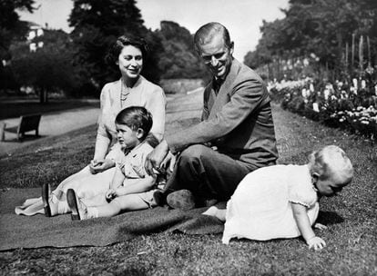 Elizabeth e Philip, com seus dois filhos mais velho.