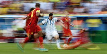 Messi rodeado de defesas belgas.