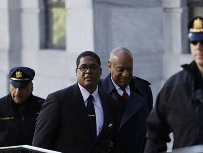 Bill Cosby entrando aos tribunais nesta quinta-feira para conhecer a sentença de seu caso.