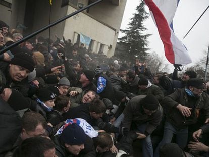 Manifestantes pró-Europa e pró-Rússia se enfrentam na Crimea.