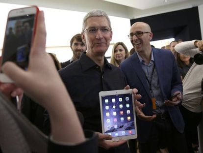 Tim Cook, CEO da Apple, mostra o novo iPad.
