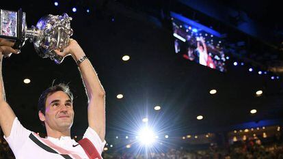 Federer ergue o troféu de campeão em Melbourne.