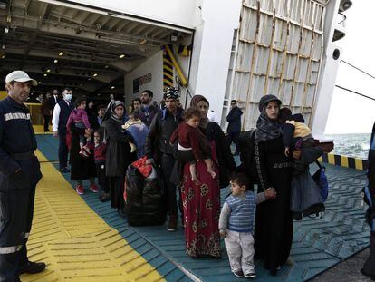 Refugiados e migrantes procedentes da ilha de Lesbos.