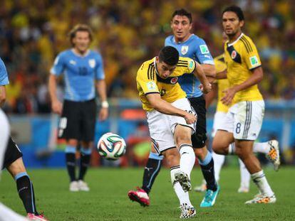 James Rodríguez dispara ao gol uruguaio.