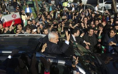 O chanceler do Irã, Mohammad Javad Zarif, é aclamado no retorno a Teerã.