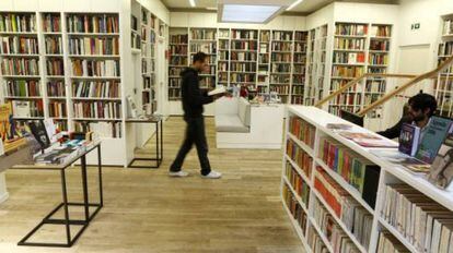 Homem caminha em livraria.