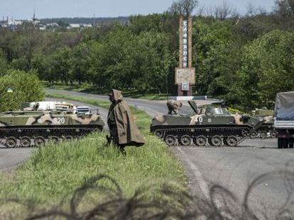 Soldados ucranianos tomam posições em um controle em Slaviank.