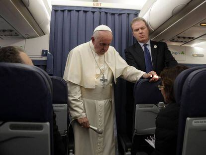 No avião papal Francisco ouve a pergunta de um jornalista norte-americano sobre as acusações de encobrimento.