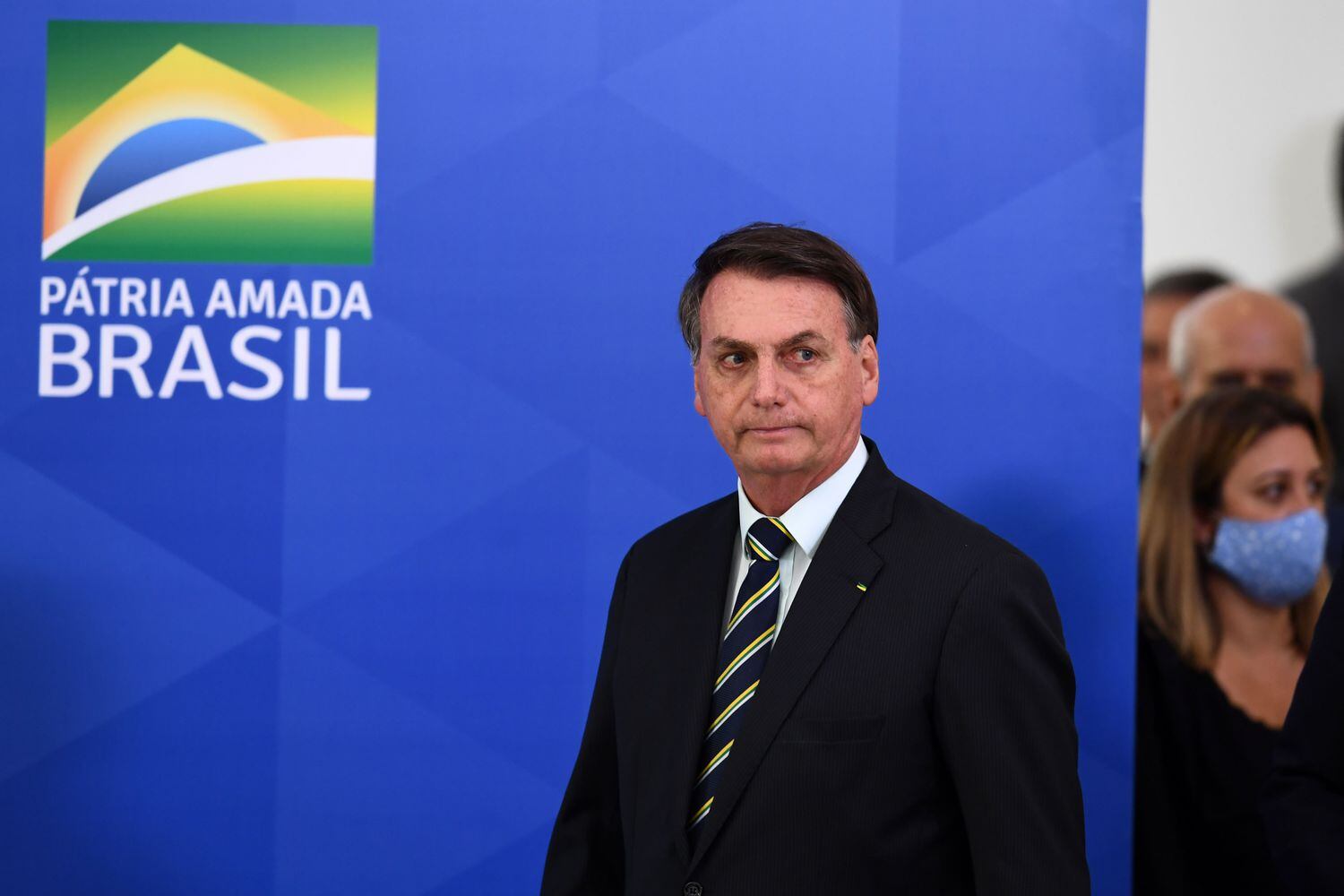 Bolsonaro chega ao local de pronunciamento.