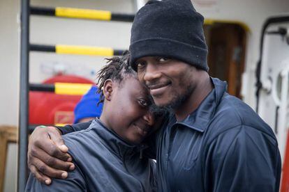 Dois refugiados no barco Aquarius, do Médico sem Fronteiras, viajam em direção a Espanha.