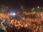 Dezenas de supremacistas brancos com tochas, na sexta-feira em Charlottesville.