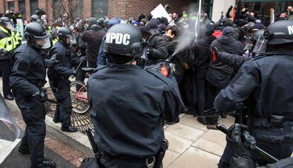 Polícia joga spray de pimenta em manifestantes contrários a Trump em Washington.