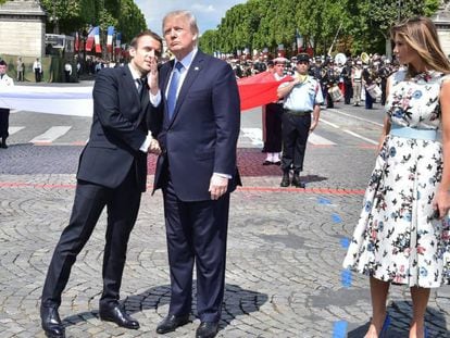 Os presidentes Macron e Trump nos Campos Elíseos de Paris depois de terem assistido ao desfile militar.
