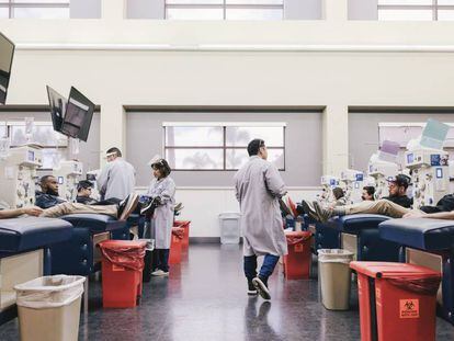 Centro de pesquisa do laboratório de Grifols para a obtenção de plasma em Los Angeles.