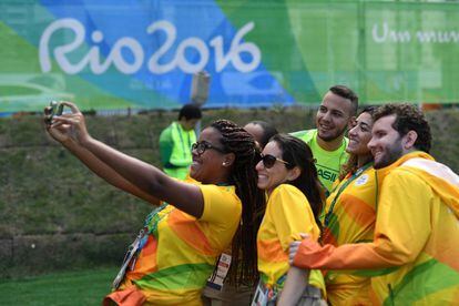 Voluntários fazem uma selfie, neste sábado, no Rio.