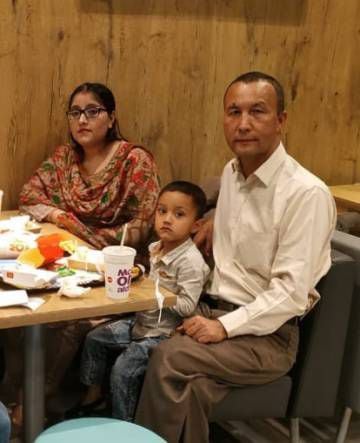 Ablikim Yusuf posa junto com sua família, em uma foto sem data em Islamabad.