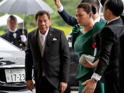 O presidente das Filipinas, Rodrigo Duterte, com sua filha, Sara Duterte-Carpio, em uma cerimônia do imperador Naruhito do Japão, em Tóquio, em 22 de outubro de 2019.