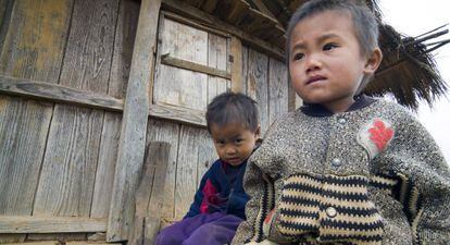 Crianças de um povoado do sul do Laos mostram apatia.