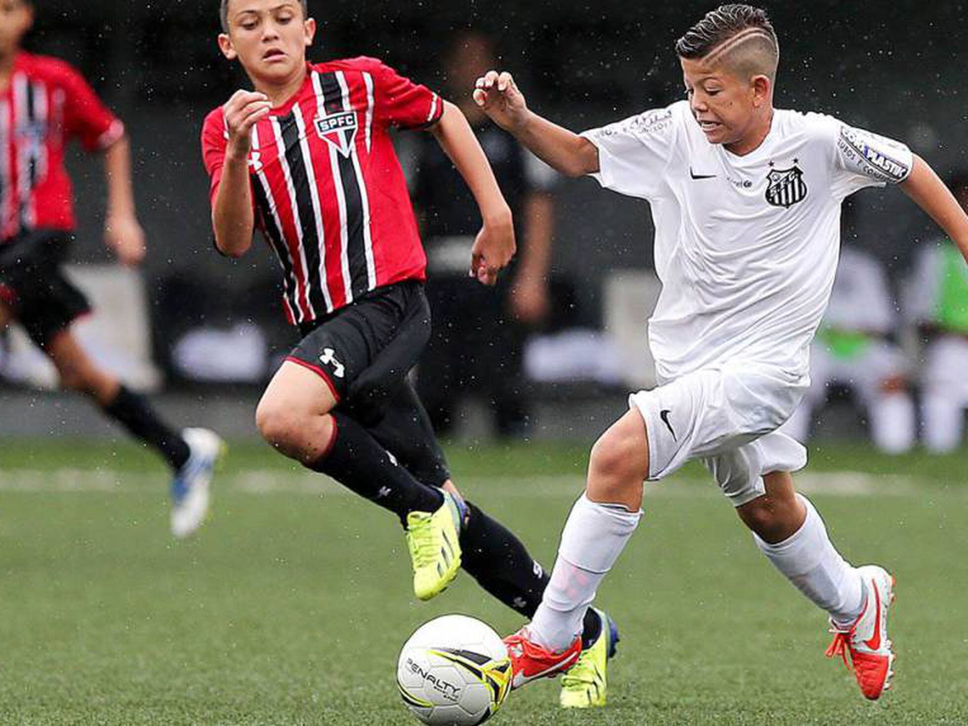 Adolescentes jogando futebol jogo de futebol fotos, imagens de