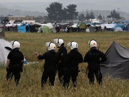 Policiais gregos durante o desalojamento.