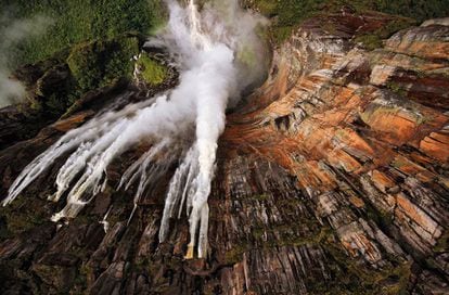 Salto Ángel ou Cataratas Ángel, no sudoeste da Venezuela, próxima da fronteira Brasil-Guiana, é considerado o mais alto salto do mundo, com 979 metros de altura.
