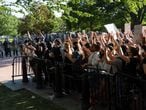 Manifestantes pacíficos protestan junto a la línea policial en el paruqe Lafayette, en los alrededores de la Casa Blanca el 1 de Junio. REUTERS/Ken Cedeno