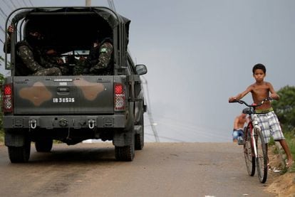 Militares patrulham uma rua de Japeri, perto do Rio.