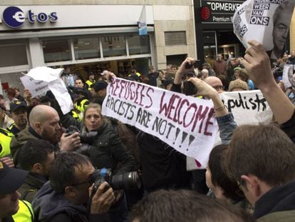 Um grupo de jovens manifesta-se contra a visita do líder ultraderechista Geert Wilders a Heerlen.