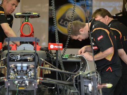 Os mecânicos da Lotus preparam o carro de Maldonado.