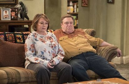 Roseanne Barr e John Goodman, em uma imagem promocional do regresso de 'Roseanne'.