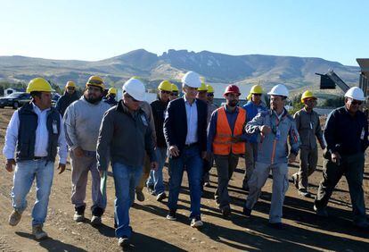 Mauricio Macri percorre as obras de remodelação de um aeroporto na Patagônia.