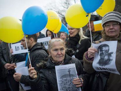 Uma manifestação a favor da permanência da Crimeia na Ucrânia, neste domingo em Simferópol.