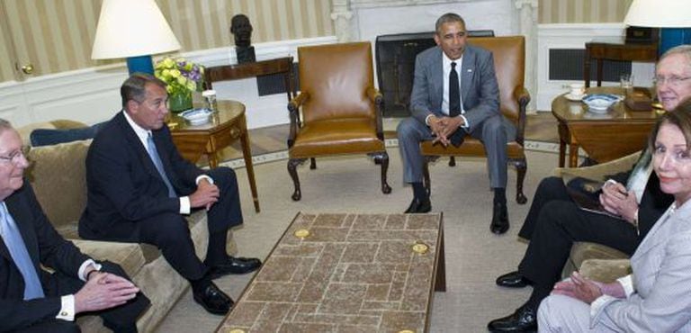 O presidente Obama, reunido no salão oval da Casa Branca com o líder da maioria do Senado, Harry Reid, o líder da minoria, Mitch McConnell, o presidente da Câmara de Representantes, John Boehner, e a líder da minoria, Nancy Pelosi.