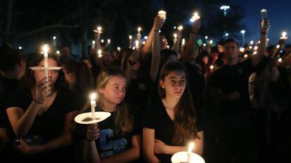 Estudantes e familiares fazem uma vigília em Parkland pelas vítimas do ataque a tiros de fevereiro de 2018.