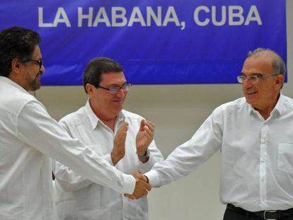 Iván Márquez e De la Calle dão as mãos diante do chanceler cubano, Bruno Rodríguez.