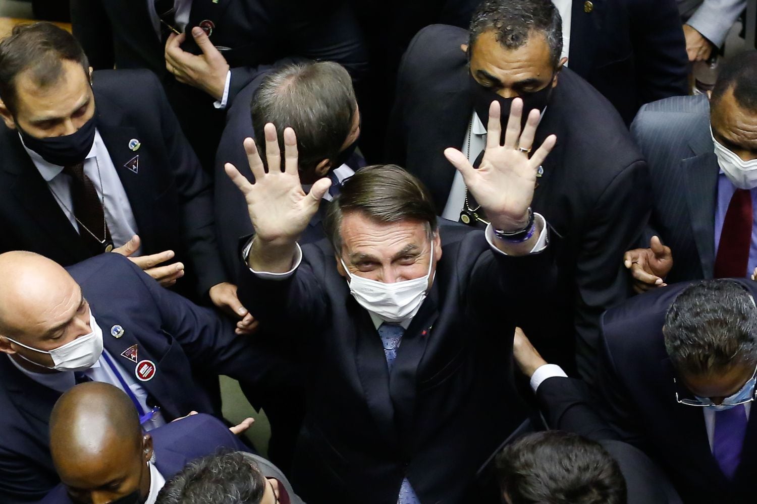 O presidente Jair Bolsonaro acena ao deixar o Congresso Nacional após uma sessão plenária da Câmara dos Deputados, em 3 de fevereiro de 2021.