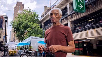 Joe Ligon, solto depois de 68 anos atrás das grades, na quarta-feira em uma rua de Filadélfia.