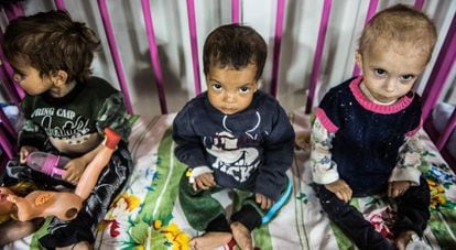 Três filhos de jihadistas do Estado Islâmico num hospital curdo do nordeste da Síria.