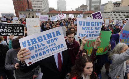 Um grupo antiabortista protesta contra a lei de aborto da Virginia.