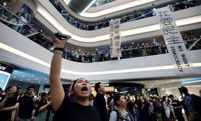 Manifestantes pró-democracia se reúnem em um shopping center de Hong Kong para cantar o hino.