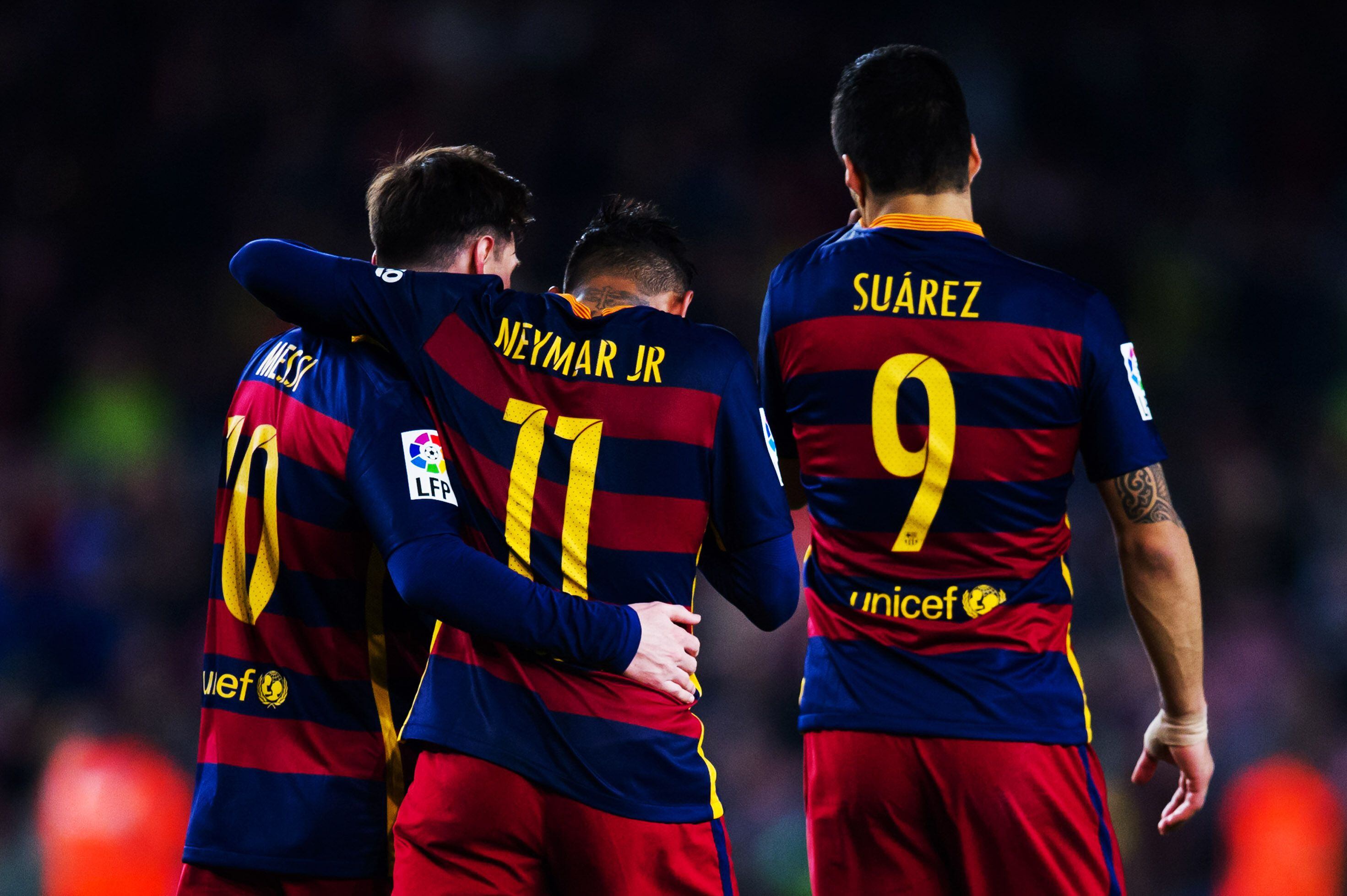 O jogador com Leo Messi e Luis Suárez, em 2016. Os três formaram o célebre tridente de ataque que levou o FC Barcelona a conquistar sua quinta Champions.
