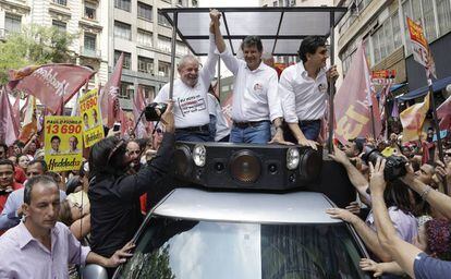 Fernando Haddad, que tenta a reeleição, em carreata com o ex-presidente Lula seu vice, Gabriel Chalita, na sexta-feira.