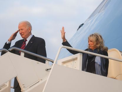 O presidente Joe Biden e sua esposa, Jill Biden, acenam do avião Air Force One, nesta segunda-feira, na base militar Andrews, em Maryland.