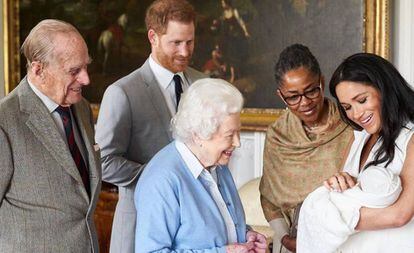 Harry e Meghan Markle apresentam Archie Harrison à rainha Elizabeth II, Philip de Edimburgo e Dorian Regland