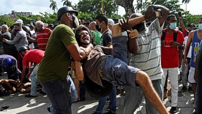 Homem é preso durante os protestos contra o Governo cubano em 11 de julho.