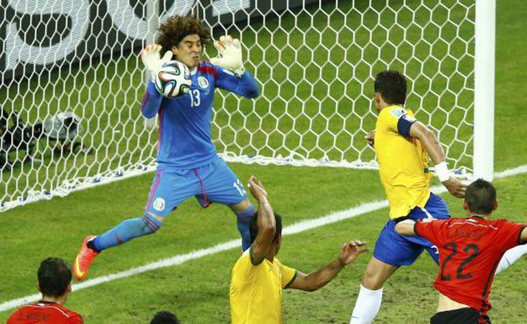 Guillermo Ochoa pára um arremate de Thiago.