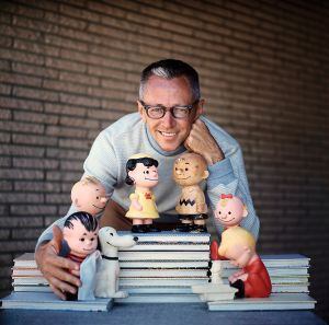 Charles M. Schulz posa com seus personagens, em foto de 1962.